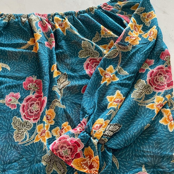 Forever 21 Floral off the shoulder Blouse - Picture 2 of 2